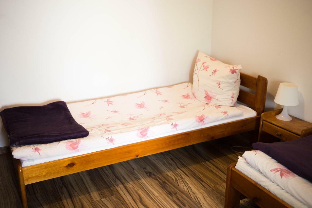 Hotelik Okecie 39 - Nocleg I Parking Blisko Lotnisko Okecie Varşova Dış mekan fotoğraf